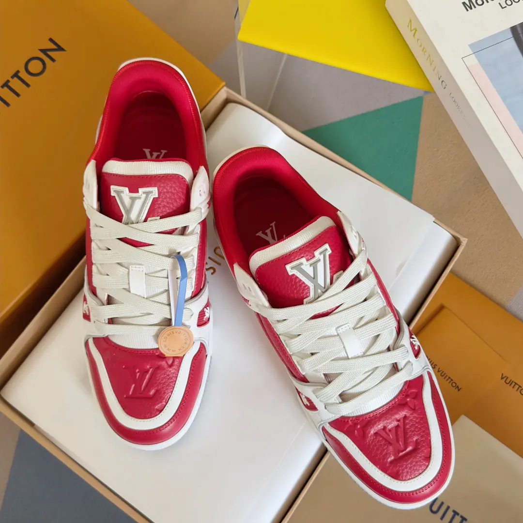 Top Version: Couple money. LV TARINELouis Vuitton. Donkey. LHome. Couple money. Leisure Sports shoes Skis. Original procurement development Make the goods. Paragraph LV Trainer The sports shoes are inspired by the leather of a peared cow to recreate the ancient basketball shoes., And then we'll make it out in bright colors. LV Colormania Series Identity. Shoe. LV Alphabet and external Monogram The rubber labels, flowers and so on, perfected the whole thing. Send a cabinet for fine packaging🛍📦 ▪️Fabulous.: Original customized import of head-level cattle skin ▪️Uchi.: The original custom-made air network. ▪️Otsumi!: Original Open Model Slide-InTPUGroup Bottom ▪️Bottom: 3CM ▪️Size: Female35-41 / Men38-46