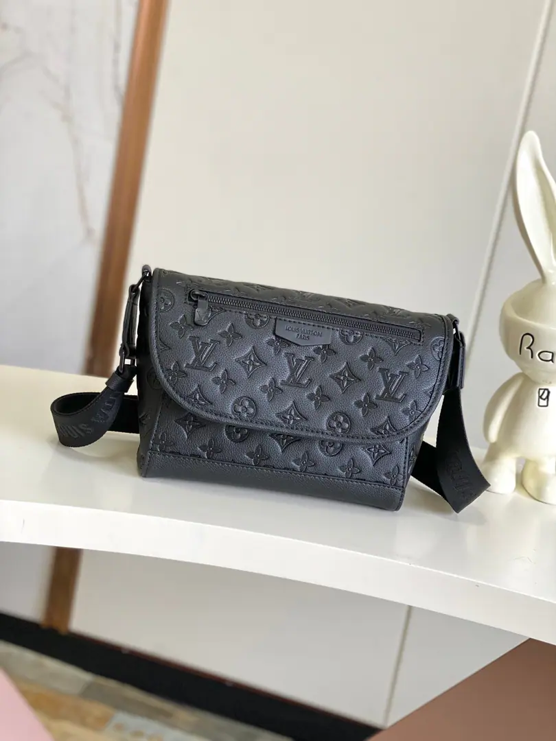 【Outside Haiwon‬Single A home of the truth.‬Shoot.】 M14874Black Top First List Half-Steel Transcoder C ✨Paragraph Pulse Postman packs are used Monogram Shadow Skins of stylish cattle and metal tests to light motion stylene, And then you'll be wearing a zipper bag for the top and bottom.. Regulating the fabric shoulder belt to achieve shoulder or slash. 17 x 11 x 26.6 centimetres (High x Kuan x Length)