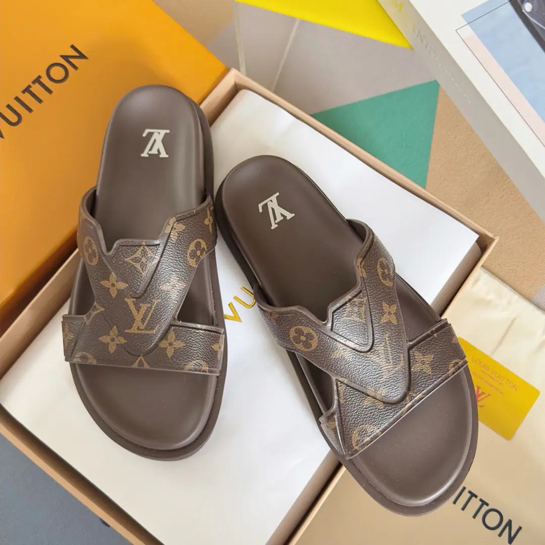 Top Version: Men LVLouis Vuitton. Donkey.LHome. MiamiSeries Emboss Pump flowers. Cool. Original procurement development Make the goods. Paragraph Miami The cool drag will be enlarged. Damier Weaving the pattern into the surface of flowers, ♪ And then a breath of grace ♪. The broad shoe face can be tangled by magic., It's a combination of a resilient shoe pad and a light microbone. Send a cabinet for fine packaging🛍📦 ▪️Fabulous.: Original customized import of head-level cattle skin ▪️Uchi.: Imports of soft sheep skins ▪️Shoes under the sole.: Original modeling smooth-foil bubble material ▪️Bottom: 3CM ▪️Size: Men38-46