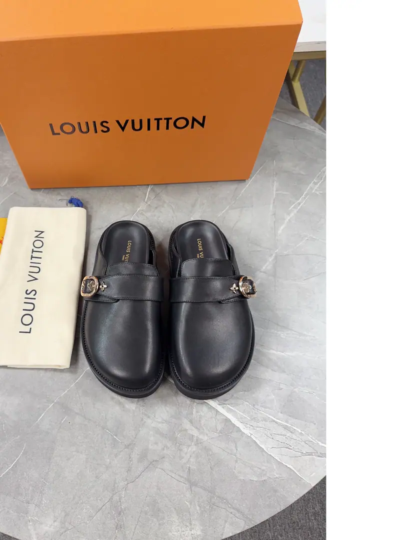 Couple money.👩🏻👱 Series slippers Half bag tow. louisvuitt…on fw. new arrival～ L…v aspen Water table slippers LHome.2025Autumn and bracken slippers.🆕New Classicmonogram Bulb material from the bottom, The thicker floor is full of comfort.💯 Full gain.💯 The inside sheep. size 35-45