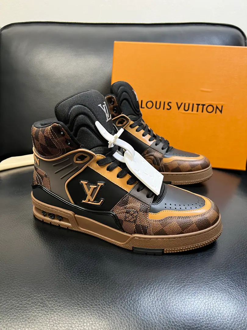 Lv High Quality Top-level craft Louis Vuitton., Synchronize cabinets, Italian imports of shoes, High-quality, multi-coloured, complex crafts., The imported water-tied cattle mat net is soft and comfortable., Shoes under the sole.: The original plant is used for the original base., TPUIt's super comfortable to be a sole-acting base., The original factory and the single., Welcome to the comparison., Codes 38-44 （Make a reservation.45 ）
