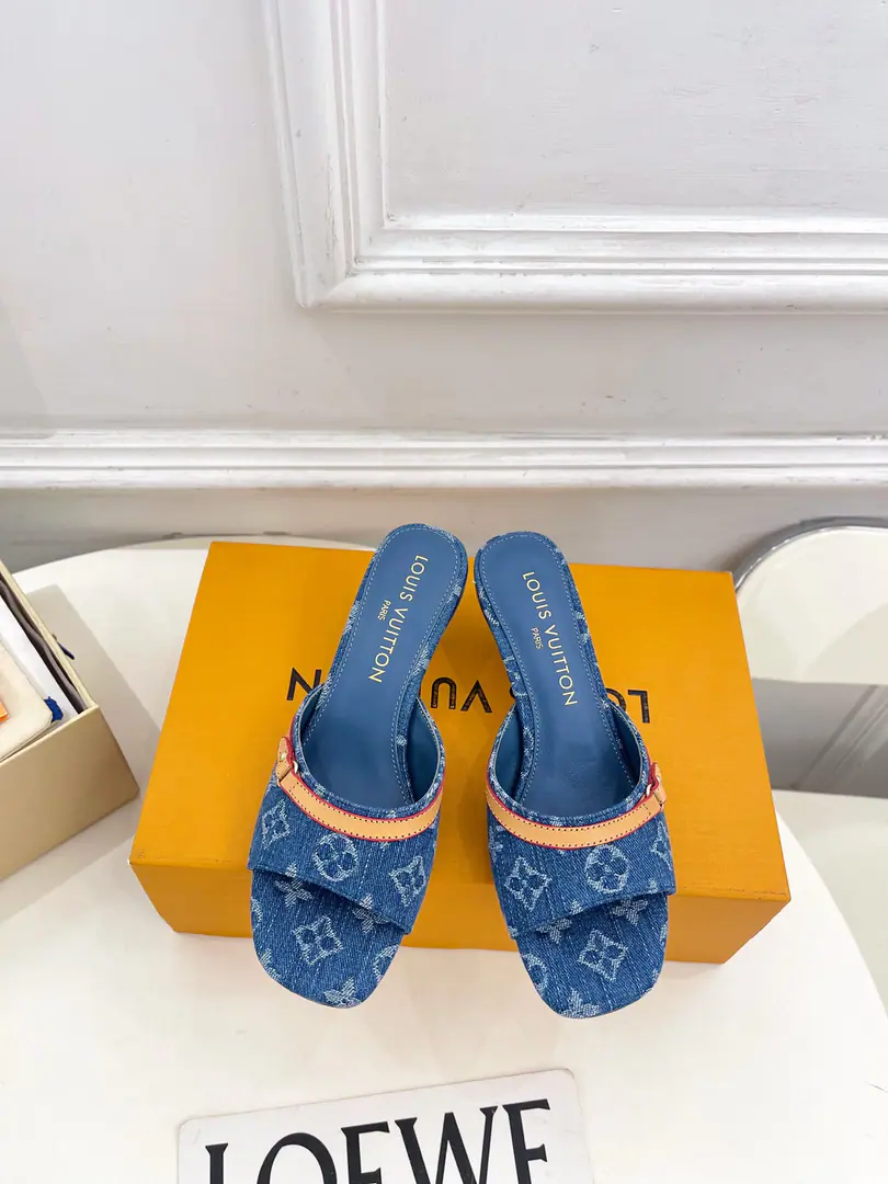 LV | Louis Vuitton. 26𝐬𝐬 🧡💚2026Spring and summer. Top Version‼️Original unamended The owner of the counter is making a new payment. LV 6AM Cats and Daningbu slippers. New hardware.🆕 ❥BSRequisition level！It's a great sense of excellence.！A huge amount of money from domestic and international bloggers., Old and fashionable. The upper toe blew up.！The boss's push.★ ━━━━━ ЅᏇєєt ━━━━━ ▪️Shoe.: Customize Denningbu ▪️Uchi.: Imports of sheep's skin ▪️Otsumi!: The original Italian is a big one. ▪️He's tall.: 5cm / 10cm ▪️Shoes.: 35-39（34, 40, 41, 42Custom） ▪️Plant price ▪️Numbering: 2605007