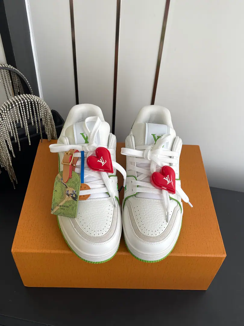 🏧[Append➕60] 𝐋𝐕 𝐓𝐫𝐚𝐢𝐧𝐞𝐫Louis Vuitton. Sports shoes Skis.👫Couple money. Original procurement development Make the goods. ParagraphLV Trainer The sneakers are chosen to use cattle leather to shape the face of the shoes., It takes hours of heart sewn to complete.. Classic from Virgil Abloh The hand., Showing inspiration from the ancient basketball shoes.. Fabulous.: Original customized head-level cattle skin Uchi.: The original custom-made air network. Otsumi!: Original Open-Screen Double ColourTPUGroup Bottom Codes: 35-44