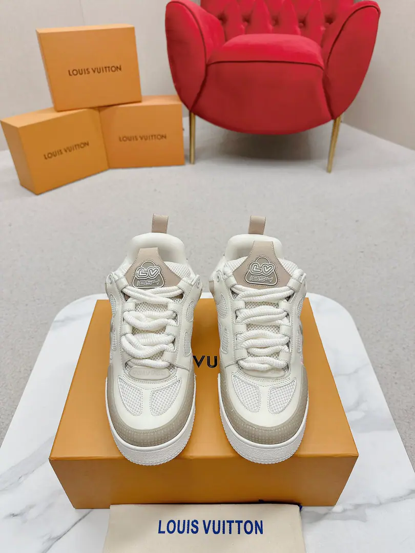 🅿️ Louis Vuiton·Louis Vuitton.🍀 🍀 LV SkateA series of bread shoes.-Skis.-Basketball shoes.-Leisure sports shoes Top Version🔝Original purchase development for sale👍🏻[Fireworks]LV SkateFrom2020Start extensionThe ViewProfessional skateboarding., It's been going on.90The big ones.. The designers added the stylish element., Like open-faced shoes and tongues and direction.Axion, esandDCThe strap of honor.. This one.LVSK8The sneakers are different from the typical skateboard shoes., It's made of cowbucks., WithTPUArranged andMonogramTexture. And finally..., And on his heels and his tongue.logoAnd the side flower pattern.. ☑️ Fabulous.:Original customized head-level cattle skin+Airnet. ☑️ Uchi.:The original imported air network. ☑️ Codes:Women35-40 Men39-44（Women40 Men45.46Custom No re-election.）