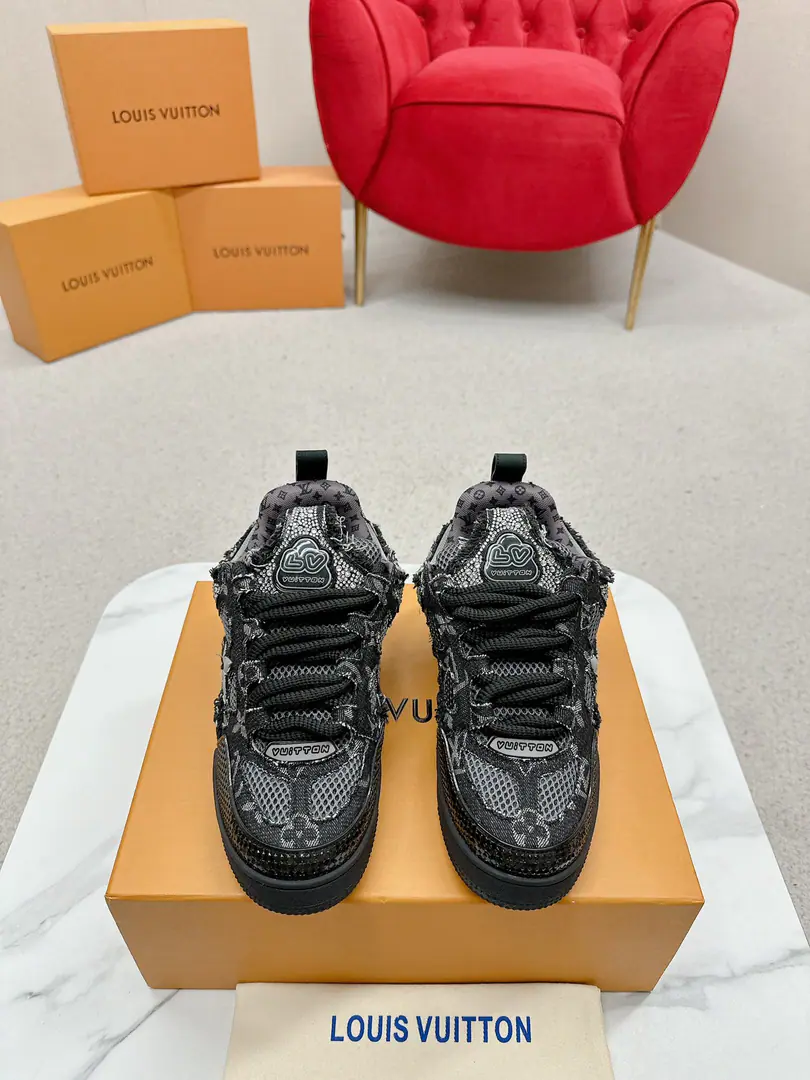 🅿️ Louis Vuiton·Louis Vuitton.🍀 🍀 LV SkateA series of bread shoes.-Skis.-Basketball shoes.-Leisure sports shoes Top Version🔝Original purchase development for sale👍🏻[Fireworks]LV SkateFrom2020Start extensionThe ViewProfessional skateboarding., It's been going on.90The big ones.. The designers added the stylish element., Like open-faced shoes and tongues and direction.Axion, esandDCThe strap of honor.. This one.LVSK8The sneakers are different from the typical skateboard shoes., It's made of cowbucks., WithTPUArranged andMonogramTexture. And finally..., And on his heels and his tongue.logoAnd the side flower pattern.. ☑️ Fabulous.:Original customized head-level cattle skin+Airnet. ☑️ Uchi.:The original imported air network. ☑️ Codes:Women35-40 Men39-44（Women40 Men45.46Custom No re-election.）