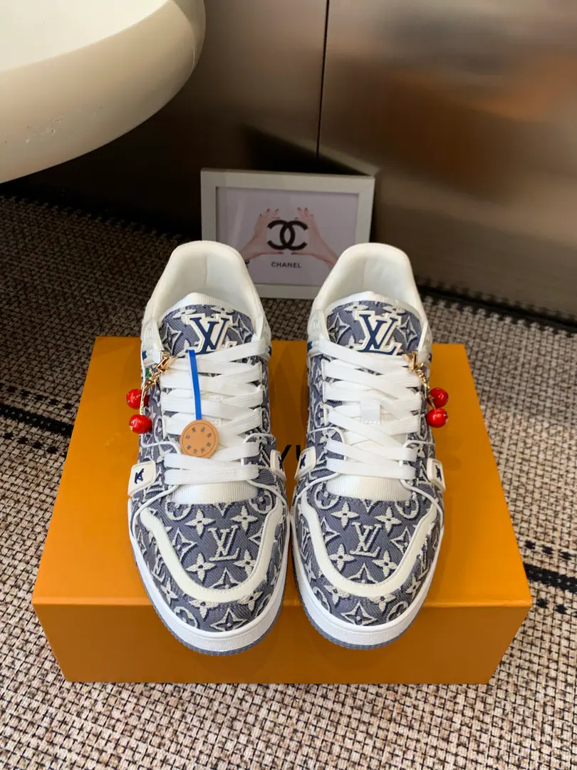 Append➕60 Louis Vuiton Louis Vuitton. New paragraph LV Trainer- Series of basketball shoes. Paragraph LV Trainer Staples for the label., The old-fashioned old-fashioned, old-fashioned, old-fashioned, velvet-covered cow leather.. Monogram Flower decorating leather shoe belts., It's a very colorful comparison with the shoe.. Louis Vuitton handwritten embroidery markings and #54 Signing side-to-side split.. Degenerative-flurable cattle leather identification element external bottom of rubber Monogram Flowers. Codes: 35-44（45.46Custom）