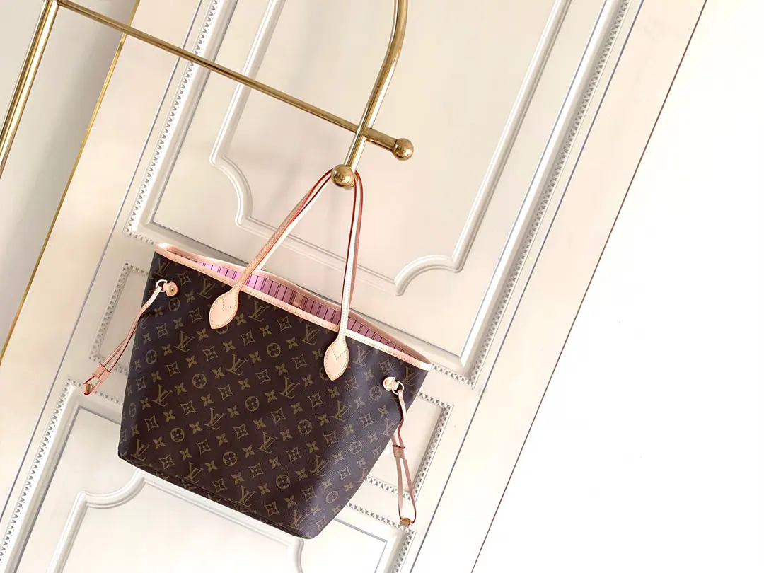 Medium, Dynamic chip C【 It's so exclusive.M50366Medium M40995】 🎀🎀Classic shopping bag.💋💋Louis Vuitton. Neverfull A new classic handbag., Explore the fine details in the bag. The redesigned insides used fresh fabric lined and inspired by the retrograde details of the Louis Vuitton archives., There's nothing more commendable than a detachable zipper., It can be used as a handbag, either alone or in a handbag., And as an extra pocket.. The bright liner is Monogram The classic canvas adds more lively sense of activity.. Medium Size: （32*29*17） Large size: （40*33*20）