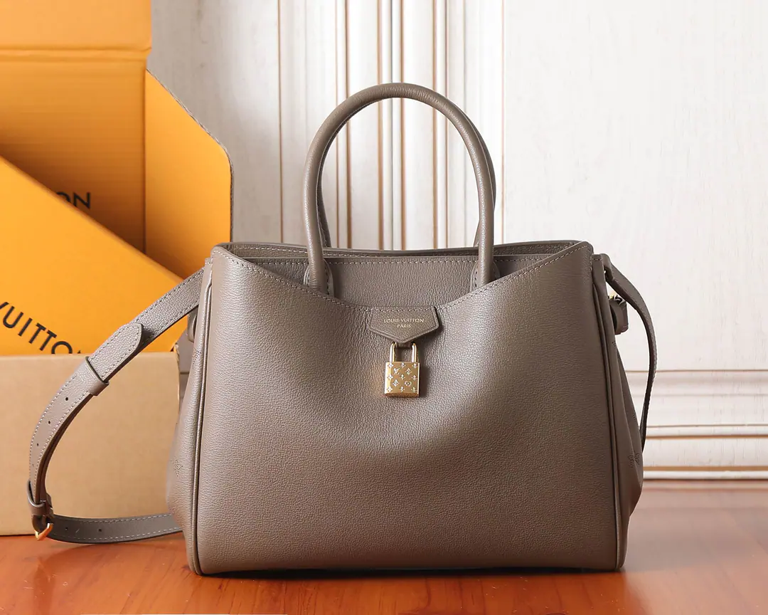 【 C01Dynamic chip】Top First List, Development of the original✨‼️This one.Vendôme PMTogether, Ever and Modern Beauty., It's a daily handbag with a light display of fashion.. The bags are made of soft little cow skins with a clothed face., And it's a low profile, branding.MonogramThe gold lock on the pattern.. The wide bag has a corrugated tight side belt., To facilitate the expansion of capacity, There's a wide zipper pocket., And with hook design.. ObscureOne or two buttons in a black cow leather shirt can be a bit of a bit of a bit of a bit of a bit of a bit of a bit of a bit of a bit of a bit of a bit of a bit of a bit of a bit of a bit of a bit of a bit of a bit of a bit of a bit of a bit of a pea.1One of the inner hooks can be used as another.1A decorative lock one.1A outer pocket with a magnetometric design.4A metal bag under a nail to put a smart phone in., Headphones, Capucines Silver bag., A4 File and key belts.: Dismantled, Adjustable！！Model:M27040. Dimensions:28.5x22x14.5CM