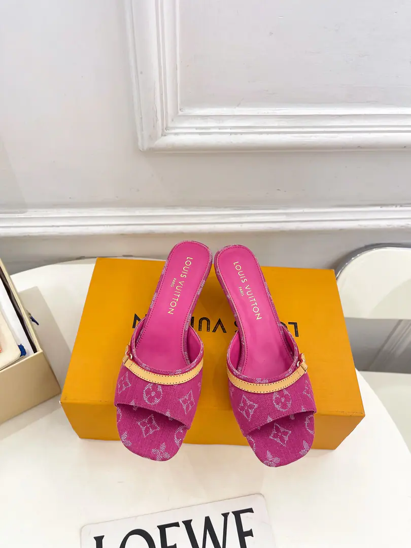 LV | Louis Vuitton. 26𝐬𝐬 🧡💚2026Spring and summer. Top Version‼️Original unamended The owner of the counter is making a new payment. LV 6AM Cats and Daningbu slippers. New hardware.🆕 ❥BSRequisition level！It's a great sense of excellence.！A huge amount of money from domestic and international bloggers., Old and fashionable. The upper toe blew up.！The boss's push.★ ━━━━━ ЅᏇєєt ━━━━━ ▪️Shoe.: Customize Denningbu ▪️Uchi.: Imports of sheep's skin ▪️Otsumi!: The original Italian is a big one. ▪️He's tall.: 5cm / 10cm ▪️Shoes.: 35-39（34, 40, 41, 42Custom） ▪️Plant price ▪️Numbering: 2605007