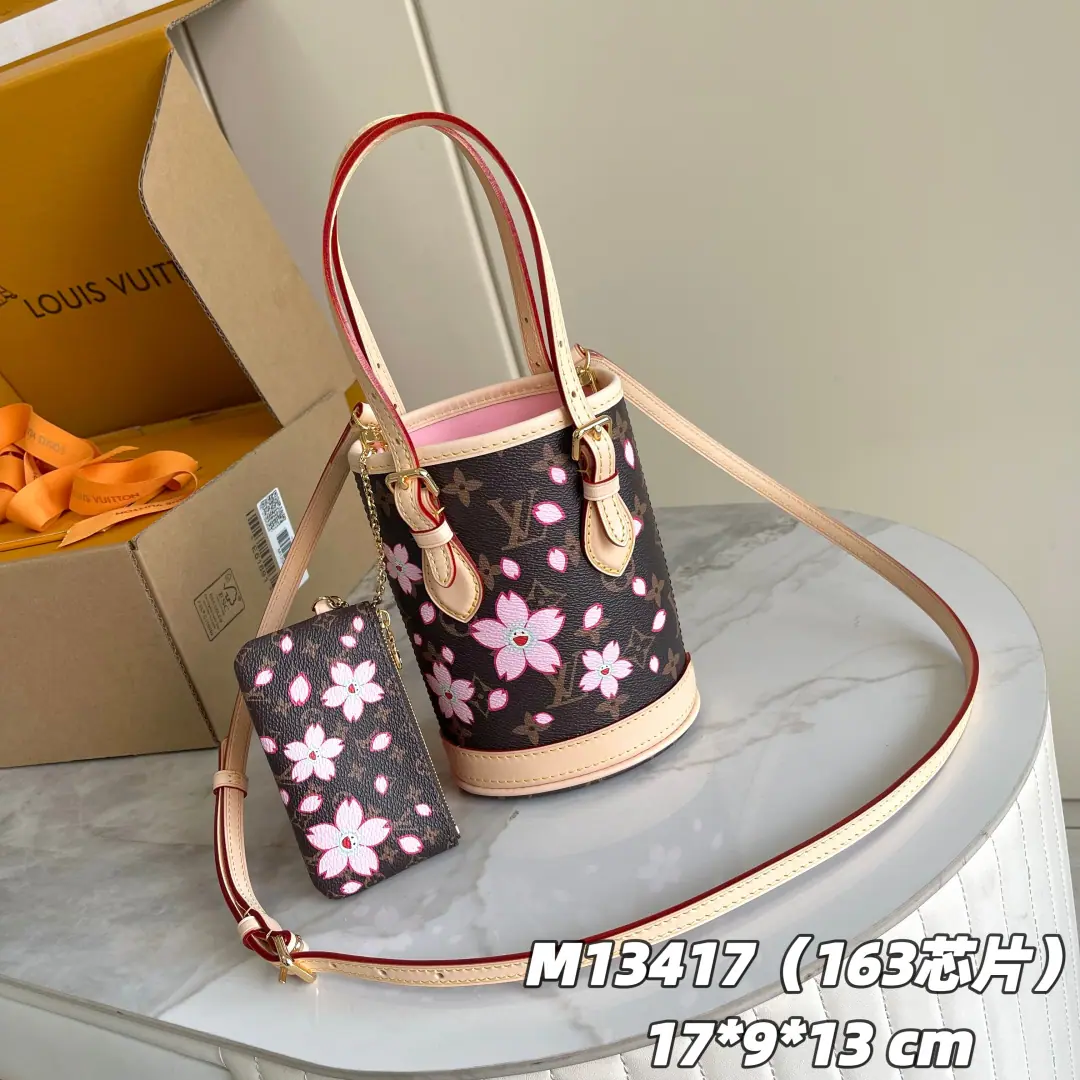 【 C01 Chip version】 Internal pricesP Paragraph: M13417 Original List Enhancement💪【I'm taking a background picture.】Paragraph Nano Bucket The handbag is classic. Monogram A fine design of the paint canvas., I'll use the leather and the bright metal to complete the whole thing.. It's all wrapped up. Cherry Blossom The pattern is a resounding recovery., To show the way of Japanese artist Utshiro Murakami.. Dismantled shoulder belts provide multiple means of carrying., Leather key buttons add function details.. 17 x 9 x 13 centimetres (High x Kuan x Length)