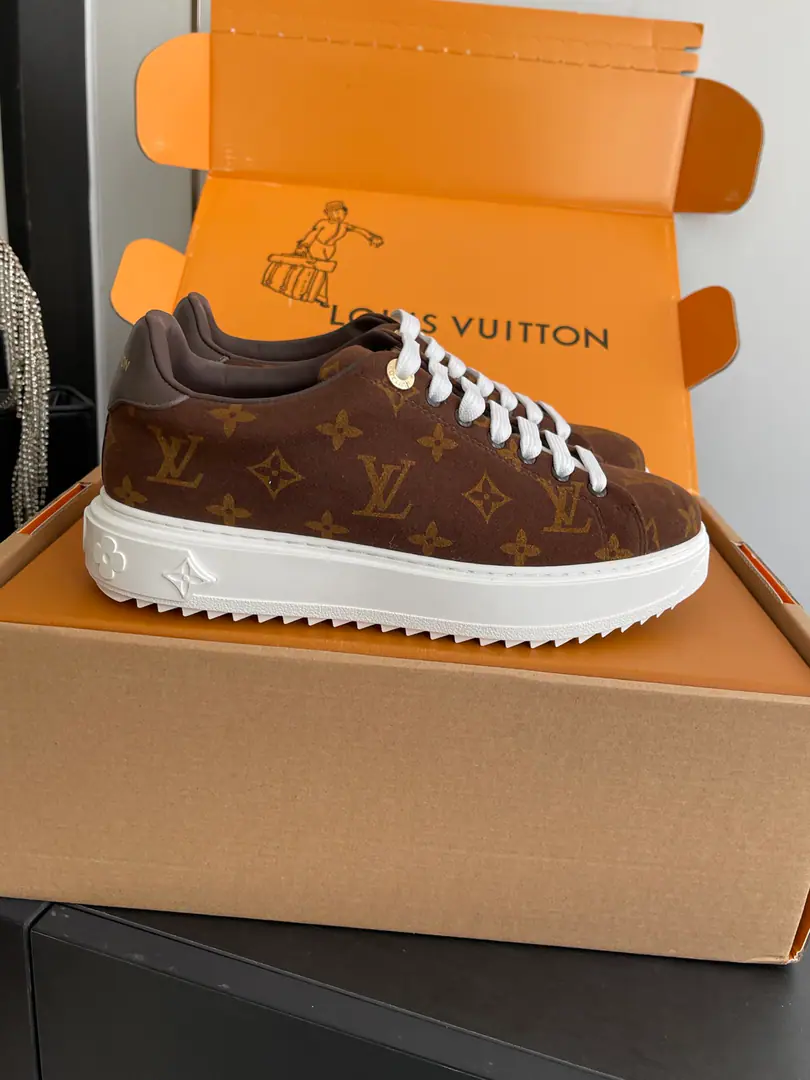 🏧𝐋𝐕Louis Vuitton.TIME OUTLeisureboard shoes White shoes. ParagraphTime OutThe sneakers are swirling the leather and the skin. Monogram Daningbu! "and echo the line of darts Daningbu's luggage plate is fixed on the shoeside through the leather belt. To show the travel of Louis Vuitton. The glimmer of eye and shoe tongue branding adds details. The original shoe face of the cow is counter-featuring. The inside sheep.+Toes and wool. Original version to open Codes: 35-40（40 41Do it.）