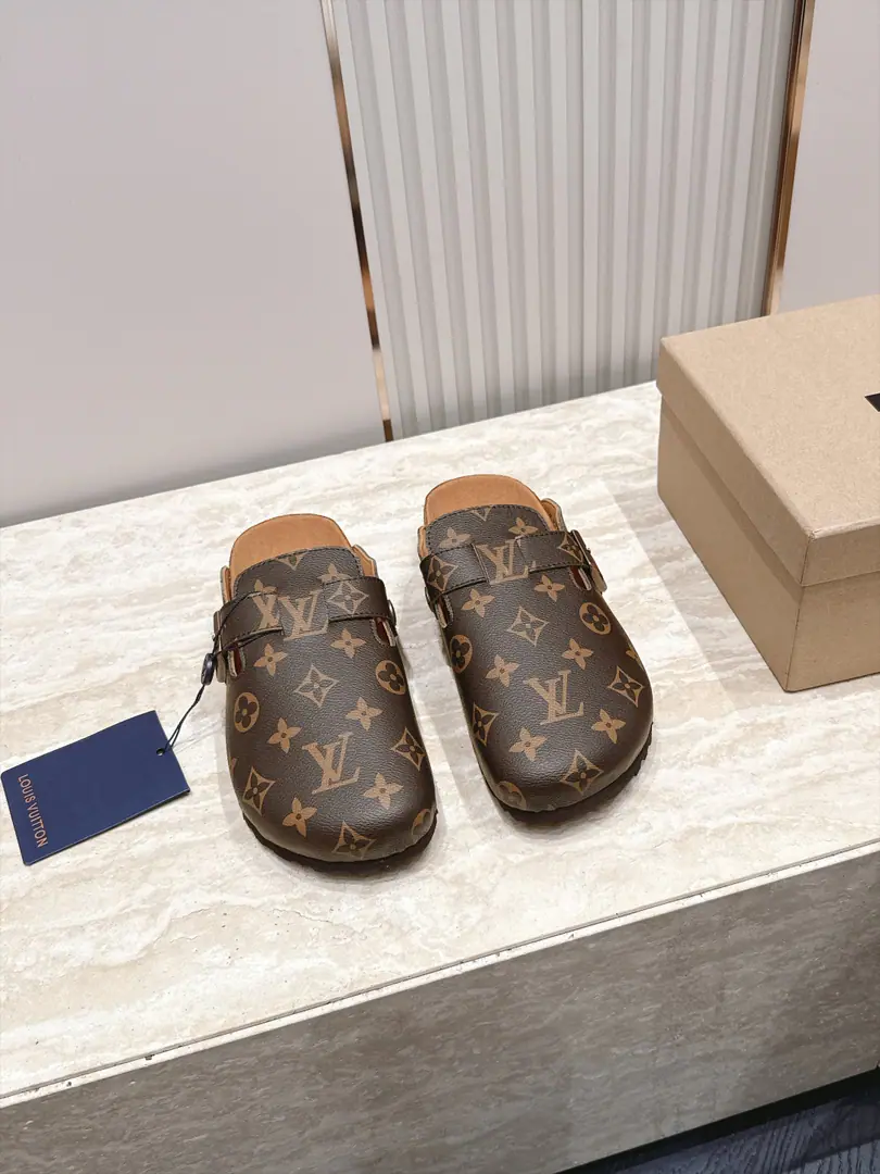 Couple money. LV New paragraph Bought a bag of bracken and half. Shoes. I want to combine Mortenian with classic design., Use of a furded cow leather shoe., Shoes with belts on their face., Metal buttons., Semi-traw design style, It's a good time and a good time., The insides of the cow leather., A classic stamp of the brand., The dented rubber soles show a sports and leisure style.. The upper foot is comfortable with the air.！ ✔️Size: 35-45（Women40 Men45I'll make sure I don't change it.）