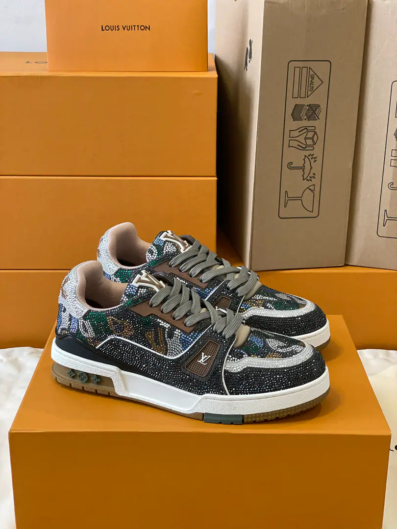 Top Version Couple money.💏 Paragraph LV Trainer The glitter of the crystals of the sneakers., To the designer.Virgil Abloh The original design of the Spring and Summer series is to be saluted.. The surface of the shoes and the rubber floors are a classic brush., Monogram Flowers dotted on it., I'm giving you inspiration from the ancient basketball shoes.. 🆚The only custom-made cow is a high-wild-lit cow counter-featuring. 🆚A private model.Vuitton Marking, Shoe straps. 🆚Customize silk slides. 🆚TPUCombine to base grinding and skating yellow ✅The original is hidden in the background.Monogram Flowers. Process: All computer needles are wired.. Shoeheads., Backset, Cold thermal process modifier. The whole set of holsters.. 35-40 39-44（45.46）