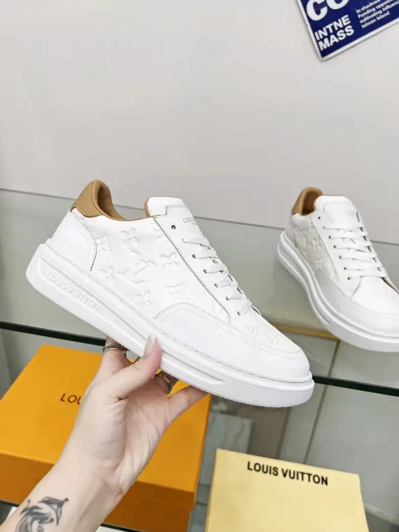 New🆕🆕🆕 LVSports shoes Paragraph Beverly Hills The sneakers are a local magnifying version of soft cow leather. Damier Pattern, And then we'll put a light and thick rubber under pressure on Louis Vuitton's logo.. I want to get a better feel at the bottom and the technology.. *Skins of vegan cattle., Yes, I do. Maxi Damier Pattern *Rubber *Shoe tongue., The back and the outer decks are marked as Louis Vuitton. Codes: Men39～45（38.46It's a deal.）