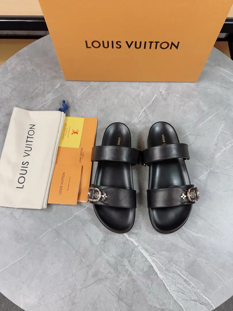 LV2025Spring and summer slippers.🌟The belt buttons can be strained. The sand is full of it. Original OpenLVMetallogoDecoration It's so fashionful and beautiful.🤳🏻Shoe-faced cow skin./Customize imported flower fabric/The original old flower leather. In the skin of the sheep. (Water table+Fly-resistant.+Rubber bottom)Three layers of a combination of the bottom. 🔶Size: Women35-43Men: 38-46