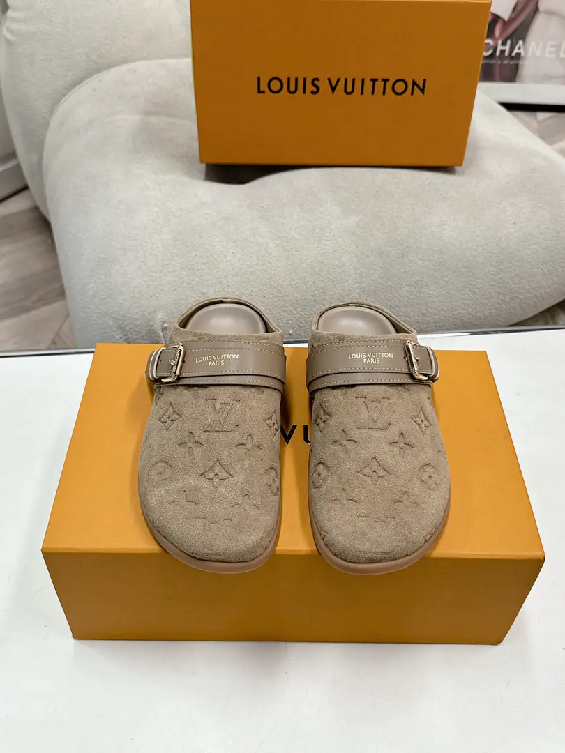 LV TO-GO COMFORT Louis Wittenberger, wraps his head on shoes.‼️ Fashion is a regular thing. Half-drawn. LV To-Go Comfort Cool tow.Monogram The canvas., It's a comfort and a stale experience.. The modifiable shoelaces with Louis Vuitton markings., Light rubber exterior quoteIVArchlightThe wave shape of the sneakers.. • Monogram The canvas. •A couple of buttons. •Louis Vuitton Elements • Rough shoes. • Rubber, The bottom of the shoe is in the tweezers. Monogram Flowers. Codes: 35-41（41Make a reservation or not.）
