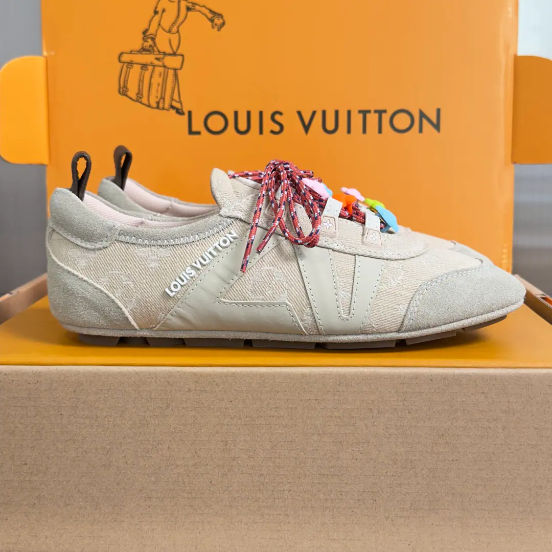 Top Version: Female LVLouis Vuitton. LHome. Donkey. LatestSneakerinaSeries Couple money. Mary Jane. Danin Cowboy. Ballet sneakers. - Tetsu. Leisure Flat shoes. Shoes. Paragraph LV Sneakerina Ballet sneakers for summer., WillMonogram Daningbu is a fine match with the same colored cow leather.. The pair of shoes with the color. Monogram Flowers hanging, It's a fun one.. Sides are accelerator. LV Letter and rubber Louis Vuitton logo, The distinctive features of the current design Send a cabinet for fine packaging🛍📦 ▪️Fabulous.: The original custom-made Danning cowboy. ▪️Uchi.: The original custom-made air network. ▪️Shoes under the sole.: Original modifierTPUMaterial ▪️Bottom: 1.5CM ▪️Size: Female35-42