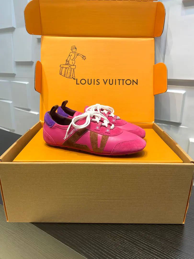 Top Version LVLouis Vuitton. LHome. Donkey. LatestSneakerinaSeries Couple money. Ballet sneakers. - Tetsu. Leisure Flat shoes. Shoes. Original procurement development Make the goods. This one.LV Sneakerina Ballet wind shoes make flow lines with silky cow leather., The comfort of lightly shaped and sports shoes with ballet shoes.. Side LV Marking and Monogram After the canvas, bring the details., Sacchetto Process and TPU The outside is a softer dress. Send a cabinet for fine packaging🛍📦 ▪️Fabulous.: Original customized import of head-level cattle skin ▪️Uchi.: The original custom-made air network. ▪️Shoes under the sole.: Original modifierTPUMaterial ▪️Bottom: 1.5CM ▪️Size: Female35-41