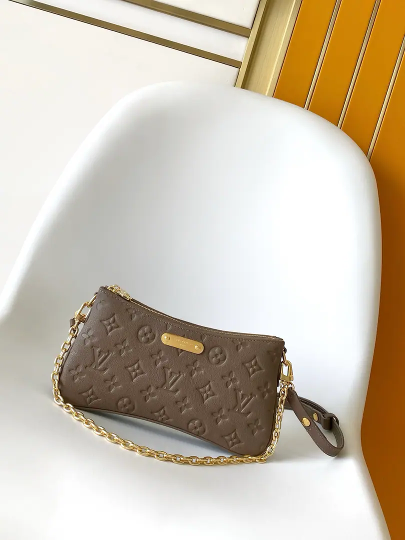 M83301Black M11916 ♪ The ground yellow ♪M25816 Green Top First List Dynamic Variables Monogram Empreinte Leather.Liv pochetteBut tight on your arm.. It's accompanied by a gold chain that can be broken and a gold chain that can be broken., Adjustable Double Table Belt, It's made of natural cattle skins marked by Louis Vuitton.. Safe zippers and engraved gold plates to add flowers to this fashion-only cavity.. size: 24x13x6.5cm