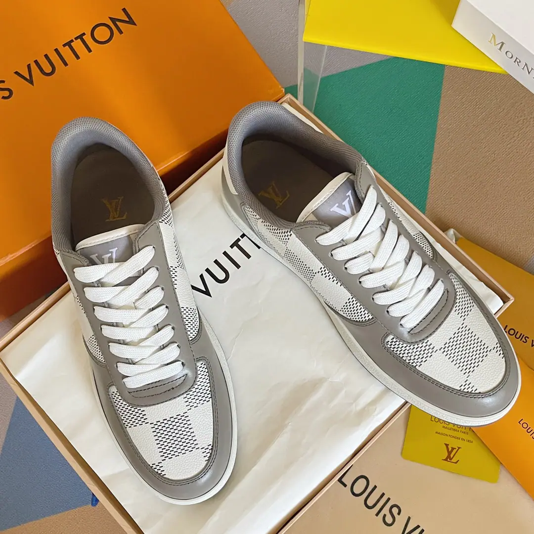 Top Version: Low Gang! LVLouis Vuitton. LHome. Donkey.RivoliSeries Ko Ko-kwan! Leisure Sports shoes Shoes. Original procurement development Make the goods. Paragraph Rivoli High-band sports boots for cow leather., ♪ To show the classics with a sharp brush Damier Pattern. But the steady Louis Vuitton sign shoe belts are constantly designed., Rubber external configuration refined. Send a cabinet for fine packaging🛍📦 ▪️Fabulous.: Original import of head-level cattle skin ▪️Uchi.: The original custom-made air network. ▪️Shoes under the sole.: Original modeling slide-proof rubber floor ▪️Bottom: 2.5CM ▪️Size: Men38-45