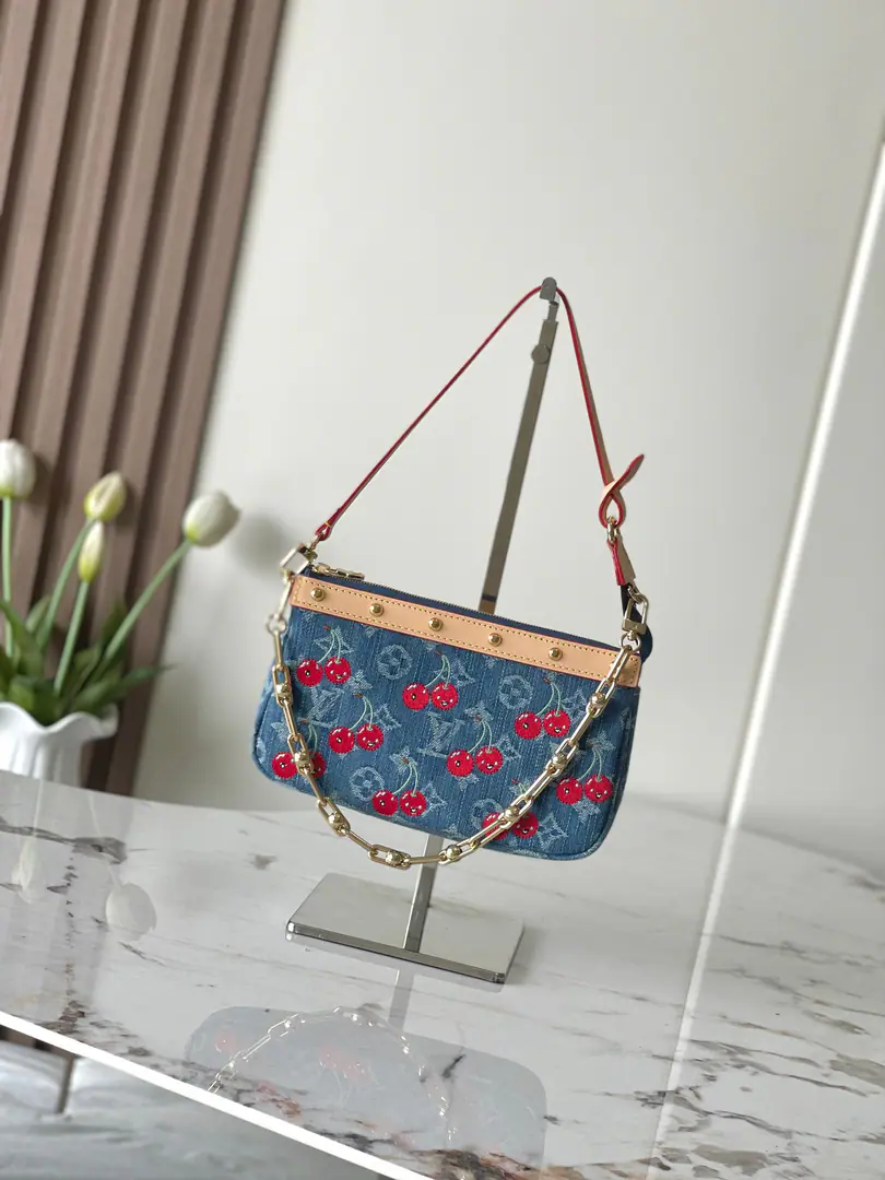 【Outside Haiwon‬Single A home of the truth.‬Shoot.】Chip top-level single steelM13994Cherry.🍒Pochette Accessoires Handbags, coated canvas., I'm sorry. Monogram The image of Louis Vuitton. x The spirit of the village's cross-border cooperation series. The details of the leather edge and the bright metal pieces are examined., Dismantled shoulder belts and chains allow for flexible back-to-back. 13 x 4 x 22centimetres(High x Kuan x Length)