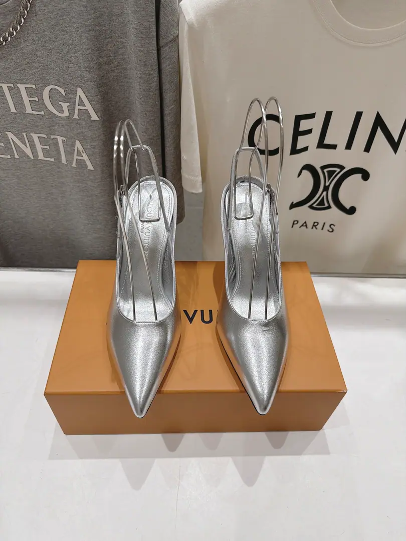 🏧𝐋𝐨𝐮𝐢𝐬 𝐕𝐮𝐢𝐭𝐭𝐨𝐧 LVThe new donkeys have high heels and sandals in the back of their head in summer. It's a little bit simple., The high-level is full., - With grace.～Nice foot., The most powerful of all.💃🏽 ✔Shoe.: Imported cattle skin ✔Uchi.: In the sheep's skin. ✔He's tall.: 9.5cm ✔Otsumi!: Italian imports are so thick. ✔Codes: 35-41 （40.41Make a reservation.）