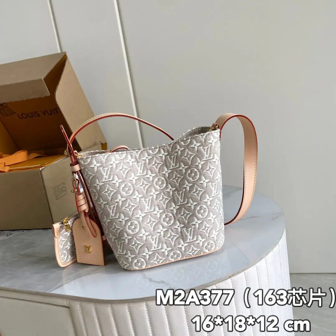 【 C01 Chip version】 Internal pricesP Paragraph: M2A, Original List Enhancement💪【I'm taking a background picture.】White flowers. Cowboy bucket handbag. ALL IN BB Handbag. All In BB The handbags are a classic color., Tribute to the wood used in Louis Vuitton's traditional hardbox. The sails are so delicate and delicate., Monogram Emblème LtThe logo is brand-write.. The leather is perfected with the whole., Decorative address plate and locking on Takizawa for details, Cotton lined dots LV Label. Dimensions: 16 x 18 x 12 centimetres (Length x High x Kuan)