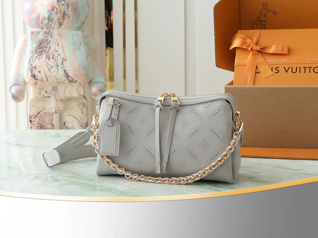 【Top First List It's so exclusive.】M13157Twilight. Full skin, empty chain bag. Hand It All Small pocket. Paragraph Hand It All The little handbags are branded with a leather cow. Bloom Elements, To pierce. Monogram The pattern is embedded in the flower., And then use the colored nameplate to upgrade the classic.. The inside bag is easy to collect., Weaving chains to achieve a flexible switch of slash or shoulder. 18 x 13 x 29 centimetres (High x Kuan x Length)