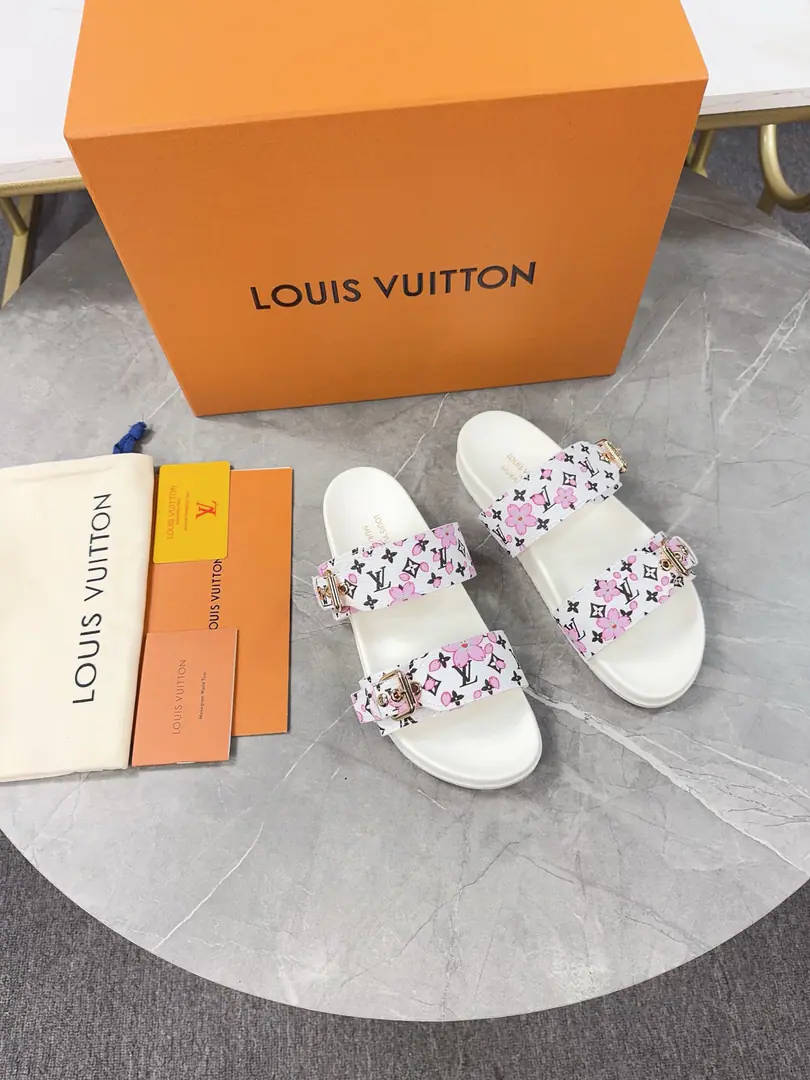 LV2025Spring and summer slippers.🌟The belt buttons can be strained. The sand is full of it. Original OpenLVMetallogoDecoration It's so fashionful and beautiful.🤳🏻Shoe-faced cow skin./Customize imported flower fabric/The original old flower leather. In the skin of the sheep. (Water table+Rubber bottom)Three layers of a combination of the bottom. 🔶Size: Women35-43Men: 38-46