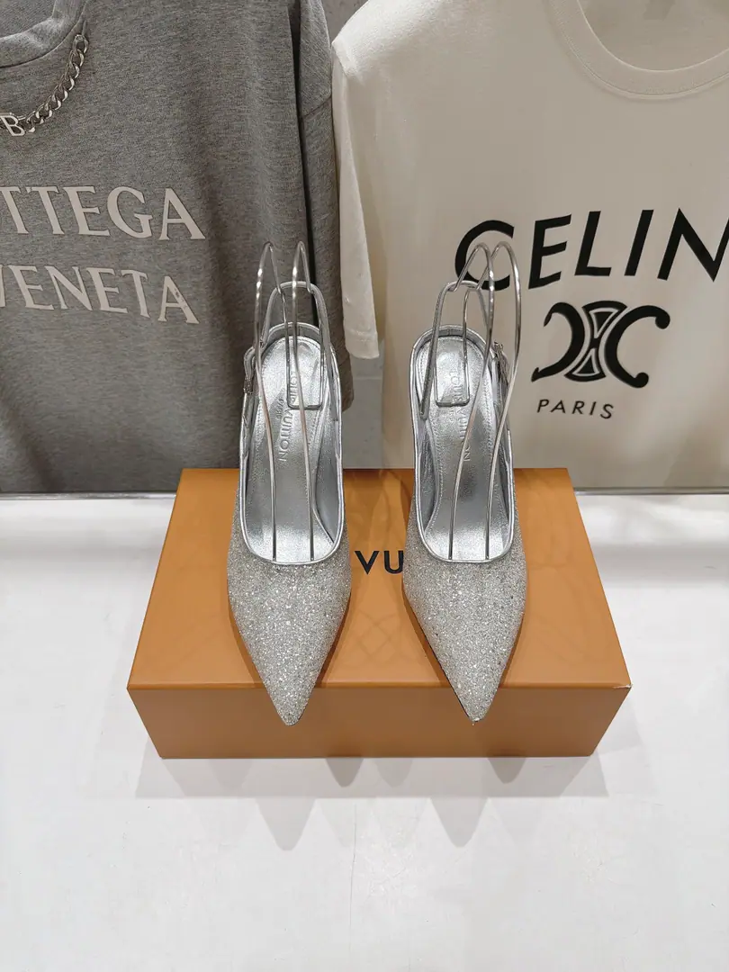 🏧𝐋𝐨𝐮𝐢𝐬 𝐕𝐮𝐢𝐭𝐭𝐨𝐧 LVThe new donkey's head is empty with heels and sandals. It's a little bit simple., The high-level is full., - With grace.～Nice foot., The most powerful of all.💃🏽 ✔Shoe.: Gretel. ✔Uchi.: In the sheep's skin. ✔He's tall.: 9.5cm ✔Otsumi!: Italian imports are so thick. ✔Codes: 35-41 （40.41Make a reservation.）