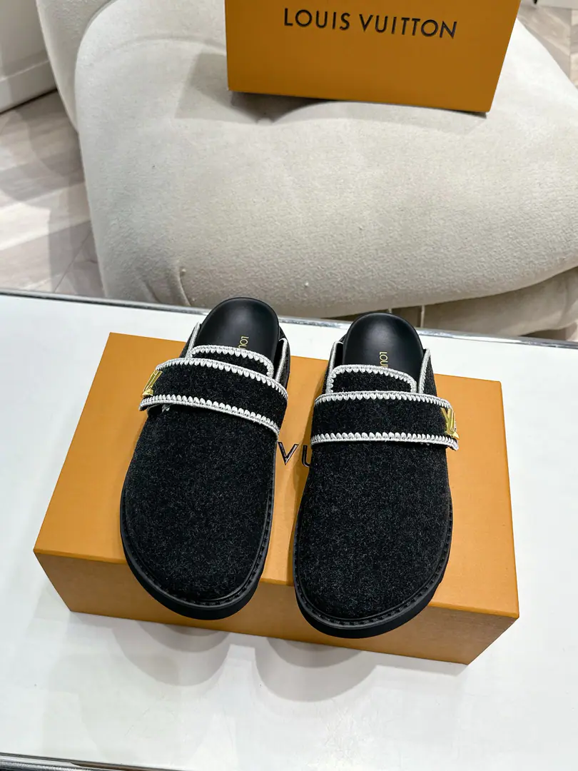 I'm sorry, but I'm not sure I'm gonna be able to get a new purse. winterbreak comfert Flat slippers.LV Letters andMonogram The skin of the flower-drawn pattern., It's a mix of wool., It's all right to wear it inside and outside.. Pure wool., High-density foam material from the water table, Light and comfortable., There's a certain thickness on the soles., It's good to be up and up.！Fine. size:35-45