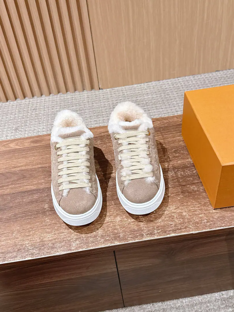 𝐋𝐎𝐔𝐈𝐒 𝐕𝐔𝐓𝐓𝐈𝐎𝐍# The new lamb hair of the donkeys. LOGOA embroidered skateboard shoe. Classic thick-down sneakersTime Out The sneakers are a mini-stamp for soft cow leather. MonogramPattern, - Oh, my God.Lv A classic design.. 3DIdentification dots, Cline the outside of the comb., The plaque of the eye adds details. Size: 35-39（40/41Do it.）