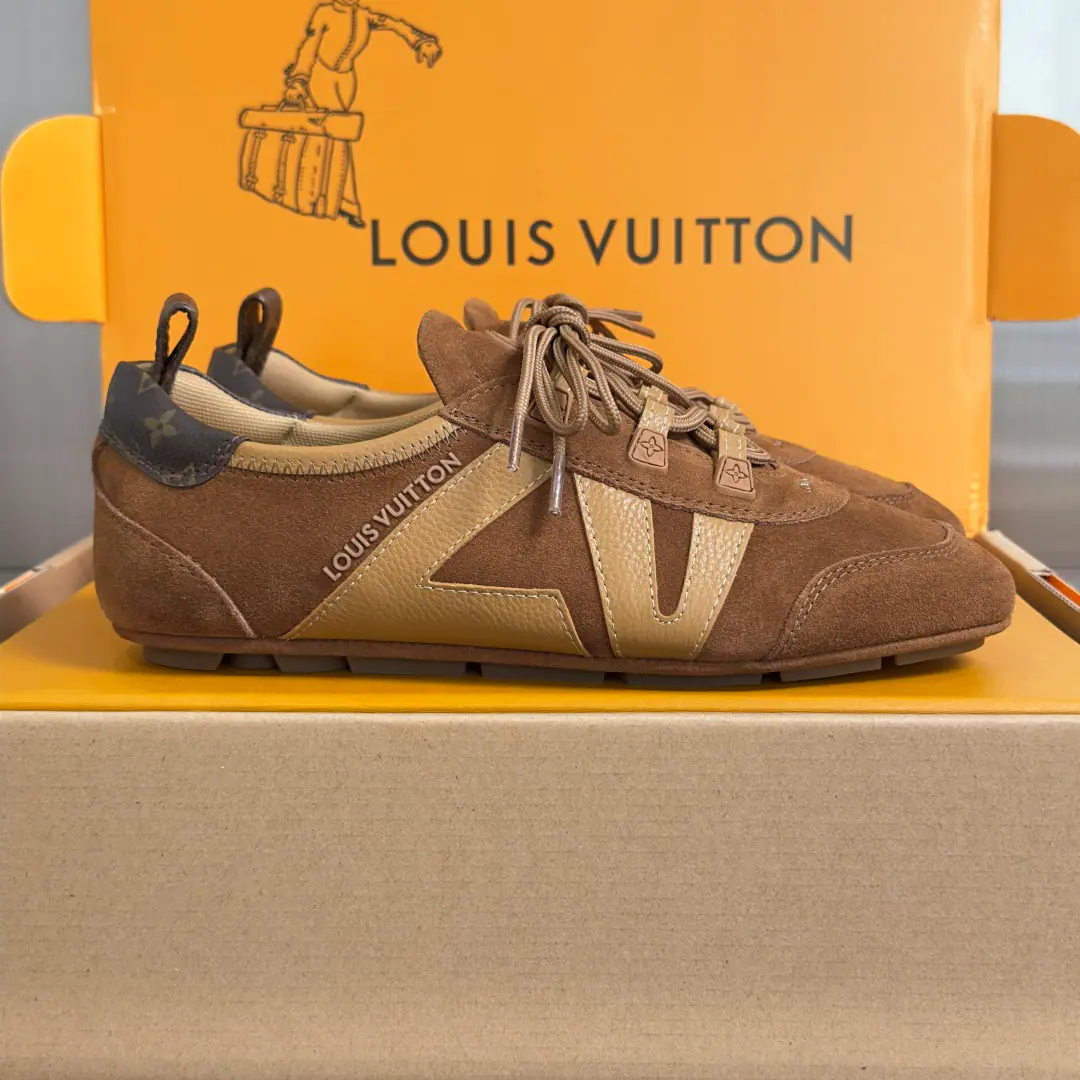 Top Version: Female LVLouis Vuitton. LHome. Donkey. LatestSneakerinaSeries Couple money. Mary Jane. Danin Cowboy. Ballet sneakers. - Tetsu. Leisure Flat shoes. Shoes. Paragraph LV Sneakerina Ballet sneakers for summer., WillMonogram Daningbu is a fine match with the same colored cow leather.. The pair of shoes with the color. Monogram Flowers hanging, It's a fun one.. Sides are accelerator. LV Letter and rubber Louis Vuitton logo, The distinctive features of the current design Send a cabinet for fine packaging🛍📦 ▪️Fabulous.: The original custom-made Danning cowboy. ▪️Uchi.: The original custom-made air network. ▪️Shoes under the sole.: Original modifierTPUMaterial ▪️Bottom: 1.5CM ▪️Size: Female35-42