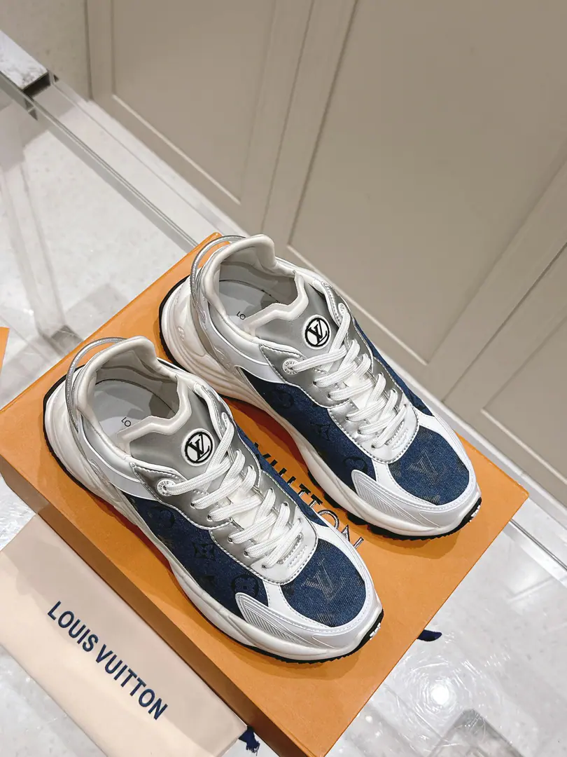🏧𝐋𝐕Louis Vuitton.LDonkey. Explosive.RUN 55 Couples' sneakers. Network Flowers. Four leaf grass. Leisure SneakerRun-shoes. Dad's shoes.. Original procurement development Make the goods. Paragraph Run 55 The sneakers return to the new season., ♪ Putting together technology and leather ♪, Accomplishment-friendly urban configuration. Sides a little different. Monogram Flower pattern. The inspiration to re-exploit classic running shoes with a thick rubber bottom., To be comfortable and bounce back.. Fabulous.: Original custom-made imported cattle leather material Uchi.: In a high-pressure air-discharge network. Otsumi!: I'm the only one who's got a role model.TPU+PUBottom of Group Couple money.35-45