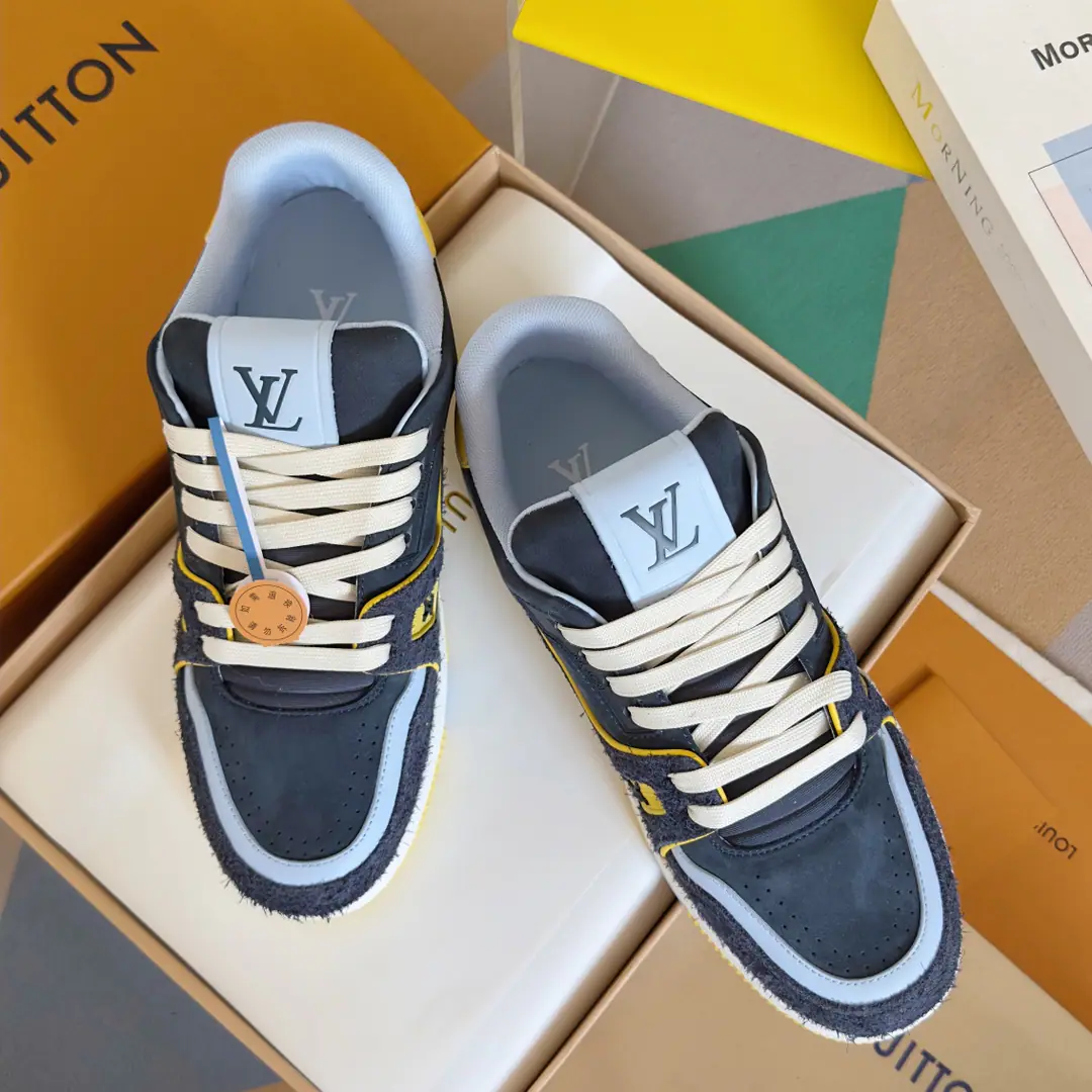 Top Version: Men LV TARINELouis Vuitton. Donkey. LHome. Couple money. Leisure Sports shoes Skis. Original procurement development Make the goods. Paragraph LV Trainer The sports shoes are inspired by the leather of a peared cow to recreate the ancient basketball shoes., And then we'll make it out in bright colors. LV Colormania Series Identity. Shoe. LV Alphabet and external Monogram The rubber labels, flowers and so on, perfected the whole thing. Send a cabinet for fine packaging🛍📦 ▪️Fabulous.: Original customized import of head-level cattle skin ▪️Uchi.: The original custom-made air network. ▪️Otsumi!: Original Open Model Slide-InTPUGroup Bottom ▪️Bottom: 3CM ▪️Size: Men38-46