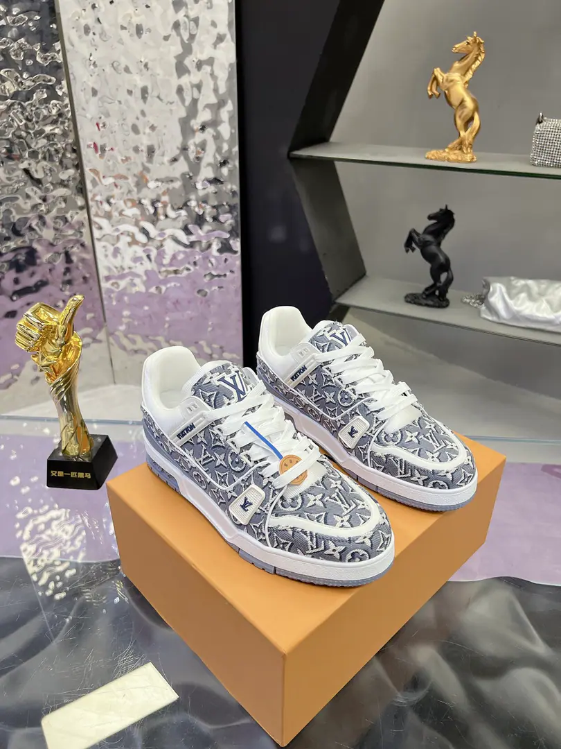 Plant Original development Quality out. Welcome to the comparison. ❥❥❥❥❥❥LVShoes Series LV Trainer MaxiThe sneakers bring in the loose contour of the dress series.VirgilAblohIn the pen.LVTrainerSports shoe design, Yes.2026Spring and summer boys show.. The skin of the cow and the face of the skin, the fabric and the laces., And with a bunch of beads, you can see the classics.. LVLetters with shoe tongues, MonogramFlowers are outside.. Mixed Materials It's made of top-deep cow skin., Import custom-made cowboy cloth packages, Coarse shoe tie-tape design, Sideband Monogram Big stamp., Shoe tongue and back heel.”lv 54“Emblems., There's a rubber coat. Monogram Flowers., The cotton in the web., Comfortableness is as great as ever., The legacy of the good., Quality is paramount., Worth it.！ Codes: Female35-40 Men39-45 ♡Full package with original gift box