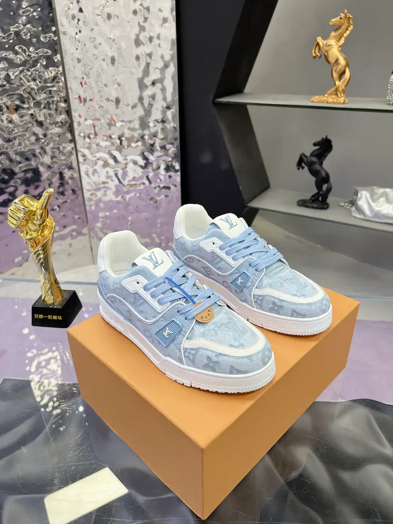 Plant Original development Quality out. Welcome to the comparison. ❥❥❥❥❥❥LVShoes Series LV Trainer MaxiThe sneakers bring in the loose contour of the dress series.VirgilAblohIn the pen.LVTrainerSports shoe design, Yes.2026Spring and summer boys show.. The skin of the cow and the face of the skin, the fabric and the laces., And with a bunch of beads, you can see the classics.. LVLetters with shoe tongues, MonogramFlowers are outside.. Mixed Materials It's made of top-deep cow skin., Import custom-made cowboy cloth packages, Coarse shoe tie-tape design, Sideband Monogram Big stamp., Shoe tongue and back heel.”lv 54“Emblems., There's a rubber coat. Monogram Flowers., The cotton in the web., Comfortableness is as great as ever., The legacy of the good., Quality is paramount., Worth it.！ Codes: Female35-40 Men39-45 ♡Full package with original gift box