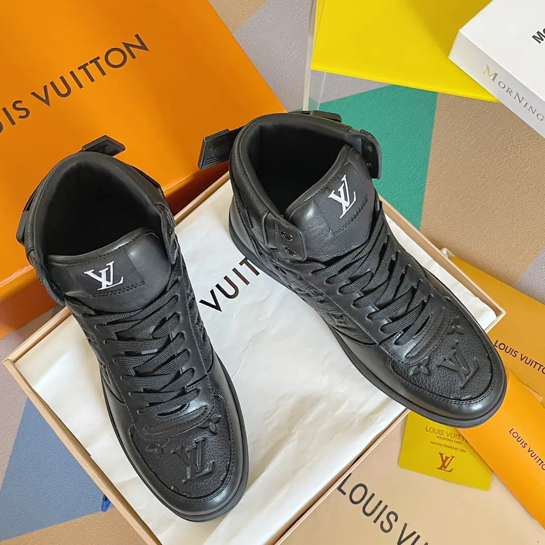 Top Version: Ko Gang! LVLouis Vuitton. LHome. Donkey.RivoliSeries Ko Ko-kwan! Leisure Sports shoes Shoes. Original procurement development Make the goods. Paragraph Rivoli High-band sports boots for cow leather., ♪ To show the classics with a sharp brush Damier Pattern. But the steady Louis Vuitton sign shoe belts are constantly designed., Rubber external configuration refined. Send a cabinet for fine packaging🛍📦 ▪️Fabulous.: Original import of head-level cattle skin ▪️Uchi.: The original custom-made air network. ▪️Shoes under the sole.: Original modeling slide-proof rubber floor ▪️Bottom: 2.5CM ▪️Size: Men38-45