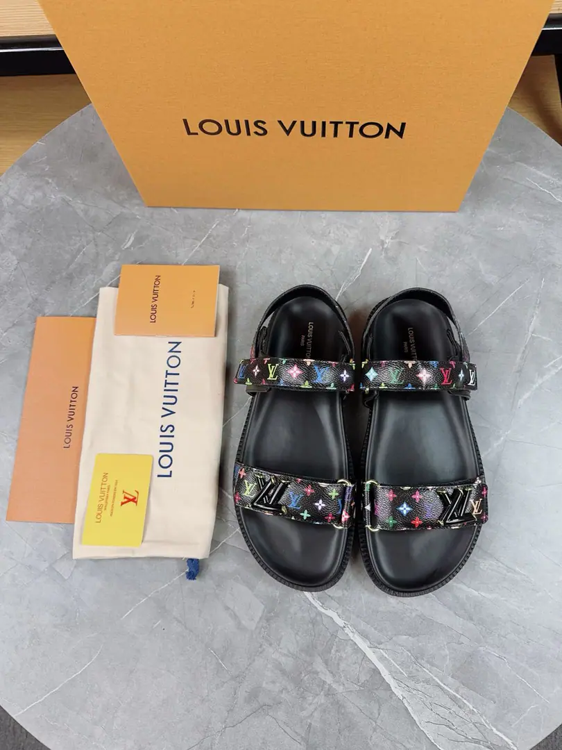 🌈LV | Louis Vuitton. 🧡💚2025Spring and summer. Top Version‼️Original unamended The owner of the counter is making a new payment. New sandal shoes. New hardware.🆕 ❥Requisition level！It's a great sense of excellence.！A huge amount of money from domestic and international bloggers., Old and fashionable. The upper toe blew up.！The boss's push.★ ━━━━━ ЅᏇєєt ━━━━━ ▪️Shoe.: Original Skin ▪️Uchi.: Bulls. ▪️Otsumi!: RubberpuGroup high-end bottom ▪️Shoes.: 35-45（35-45Custom）Batch