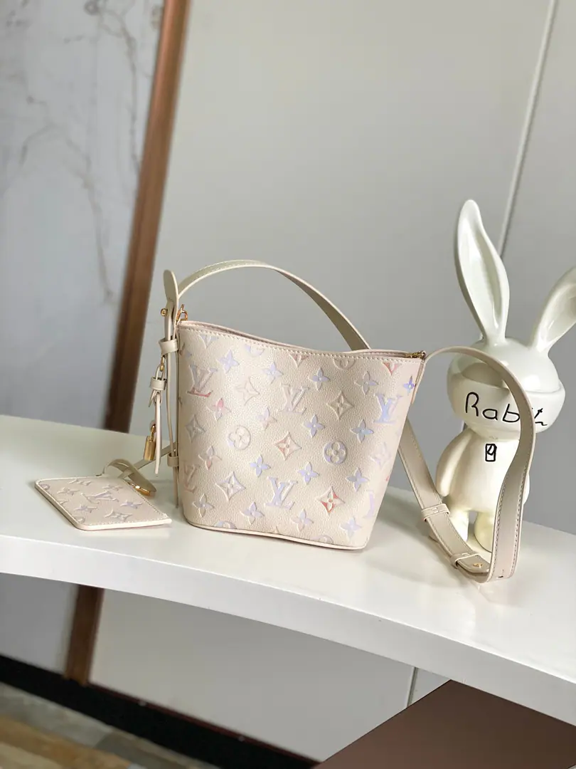 【Outside Haiwon‬Single A home of the truth.‬Shoot.】Half Steel Chip M25673Gradient Color Paragraph All In BB The bag came from Dream Series, Decree Monogram The pressure-stressed granular leather has a different and gradual effect on the water., And then we'll use the metal to complete the design.. - I'm thinking of a brand name., Signal locks and undryable zippers are rich in detail., It's all right with your shoulder or hand.. Dimensions: 16*12*18cm.