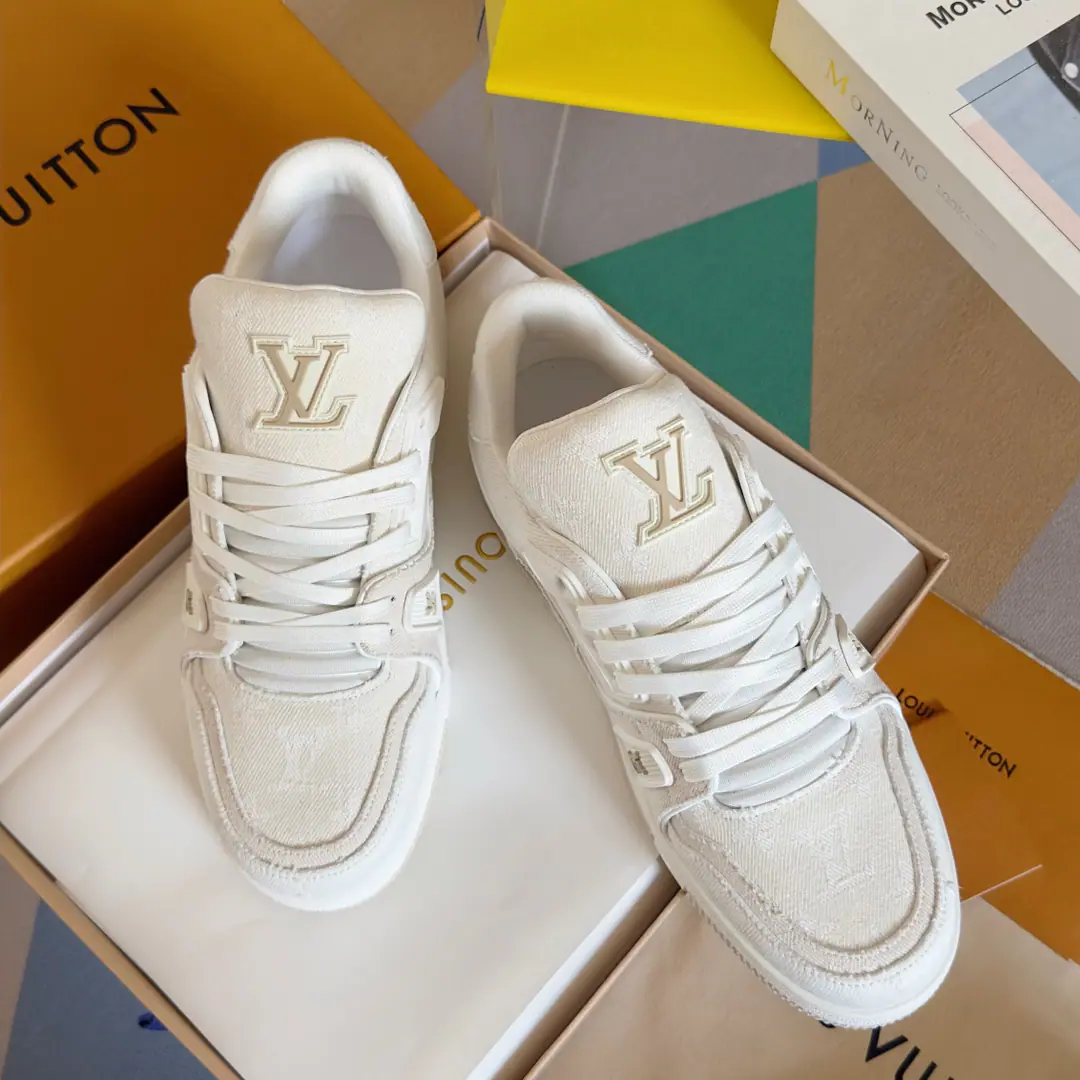 TopLouis Vuiton·Louis Vuitton. 2024ssNew paragraph LV TrainerA series of basketball shoes and sneakers. Top Version🔝Original purchase development for sale👍🏻 This sectionLV TrainerThe sneakers were designed by the designer.Virgil AblohThe classic idea inspired by the ancient basketball shoes., This time, we'll be swirling the leather and theMonogramPumped-up cow leather., And...MonogramFlowers on the rubber bottom, ♪ A bright leap in one colour ♪！🤩 💜Fabulous.: Original import of head-level cattle skin 💛Uchi.: The original custom-made air network. 💚Shoes under the sole.: Original Open-Screen Double ColourTPUGroup Bottom ❤️Bottom: NYO3cm 🤍Codes: Women35-40👣Men39-46👣