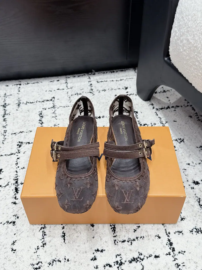 Louis Vuitton 26/ Ballet. Ballet shoes. Flat shoes. These.LVLace Marie-Jen is so beautiful.💓The veils are full of eyes and embroidered old flowers., It's so glum and delicate., The ancient double-kick Mary Jane., Ballet's mood is just like a flat-lined design., I'm not tired of going out on the streets everyday. ✔️Fabulous.: Special custom-made materials ✔️Uchi.: Lamb skin. ✔️Otsumi!: That's a little skin. ✔️Size: 35-41（40 41Do it.）