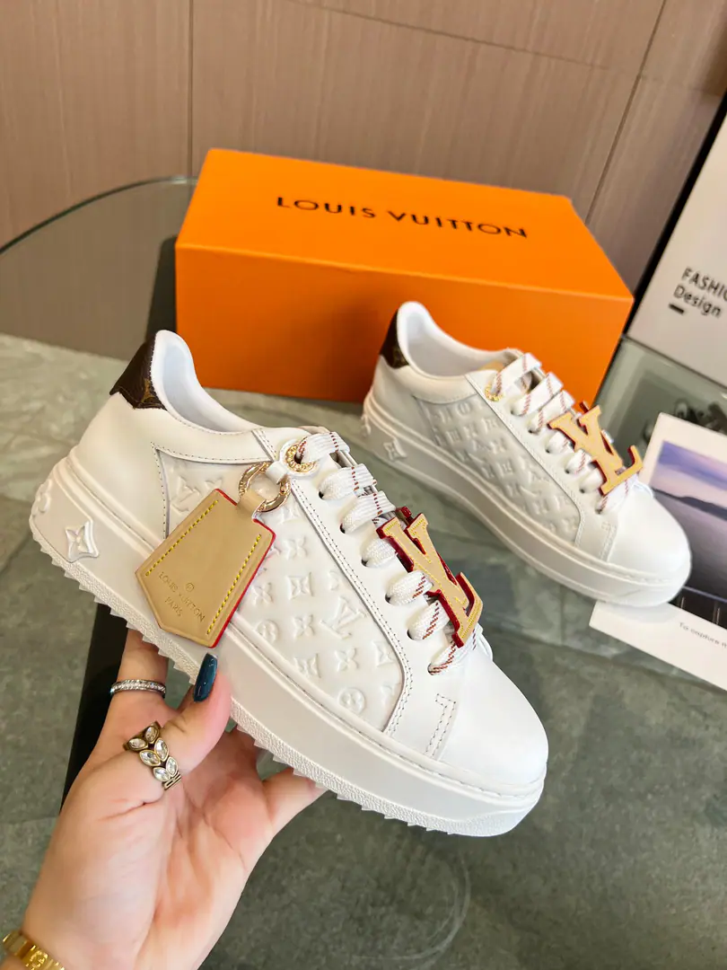 Time Out LVI'm putting my sneakers in Louis Vuitton. 2023 The fashion element of Spring and Summer.. Leather shapes the luggage plate., "and echo the line of darts. Soft cow leather stamped on you. Monogram Pattern, Monogram Flowers with thick rubber outside.. Detailed features Monogram Skins of the oxen. Clip the rubber outside. LV Little white shoe letters and laces. Louis Vuitton Baggage Decoration Peeping eyes, the Louis Vuitton logo. There's a back end. Monogram Painted canvas. There's a side of it. Monogram Flowers.. Codes35-42.Welcome to the top sheet.！