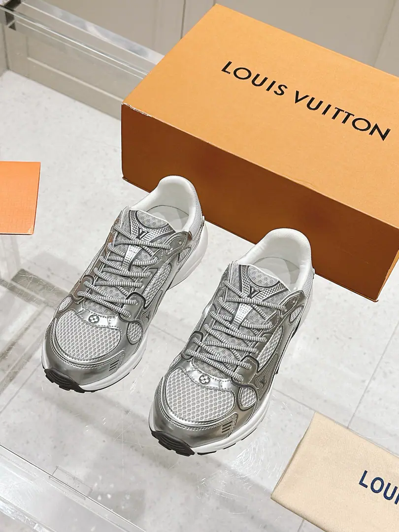 LV Louis Vuitton.LHome. Donkey. LatestOlympiaSeries Couple money. King of Silver Horn. Leisure Sports shoes Run-shoes. Paragraph LV Olympia Technical and technical materials such as the mesh and metal-skinned leather for the integration of sneakers, Design classic shoe remodeling with a simple and easy view.. Light EVA The exterior performance is a snuggler.. Monogram Presses with LV The letters and the details are rich enough to create a sense of recognition. Send a cabinet for fine packaging🛍📦 ▪️Fabulous.: Original imported technical fabric+Network ▪️Uchi.: The original custom-made air network. ▪️Shoes under the sole.: Original model rubber bubble material ▪️Bottom: 3.5CM ▪️Size: Female35-40 / Men39-44