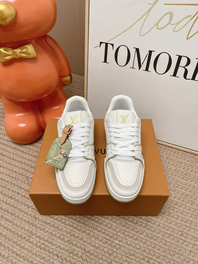 Top Version: Couple money. LV trainer~~New Upgrade~~Classic Return❗ Couple money., Skis., Basketball shoes., Sports shoes…… LVNew Sports Series. The reenactment.. Into the family's many classics.. Super handsome.~~ Full leather fabric., MatchLvThe badge., In the airnet., Original Base, Original shoes,, More details are perfect for the big stuff. size: 35—45（Women41.Men45Do it.）