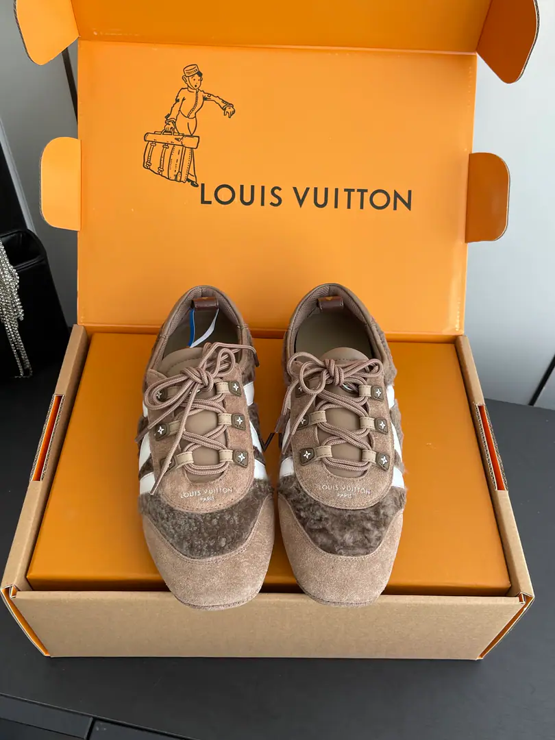[Append+] 🏧𝐋𝐕Louis Vuitton's ass is a spring and summer.SneakerinaSeries Ballet sneakers. - Tetsu. Sneakerina Ballet wind shoes make flow lines with silky cow leather. The comfort of lightly shaped and sports shoes with ballet shoes. Side LV MarkingMonogram After the canvas, bring the details. Sacchetto Process and TPU The outside is a softer dress. Three pieces of accessories. Make it work. Fabulous. Original customized import of head-level cattle skin Uchi. The original customizes the original air network to be the foundation of the original. NoteTPUMaterial Codes: 35-41（40.41Do it.）