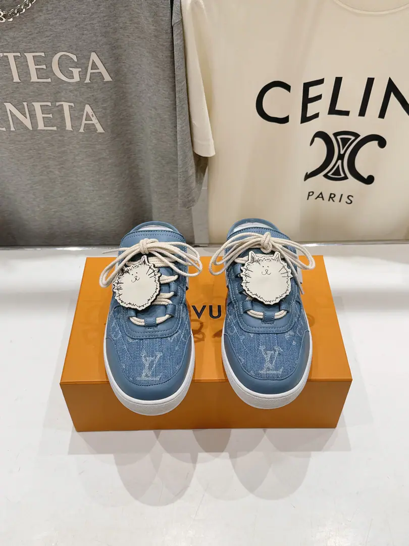 🏧𝐋𝐕The newest half-trailer of the donkey. Original development The cabinet is showing off.TiltedLeisure sports shoes, Use original open-cut shoe staircase, Slipperproof grinding.！ Imported calf skin in original Imported cattle mats. Original OpenTPUSlide bottom Size35-39 [40.41Make a reservation.]