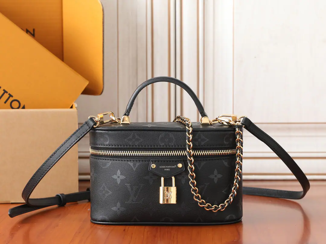 【 C01Dynamic chip】Top First List, Development of the original M3A ✨‼️Paragraph Vanity Chain Pouch The bag is soaked with classic colors for the leather., ♪ The brand of the new ♪ Monogram Ink Pattern. A pair of metal with a leather leather., Weaving chains with LV The locks are a tribute to Louis Vuitton's legacy.. Dismantled shoulder belts are flexible to switch back.. 19 x 11.5 x 6.5CM (Length x High x Kuan) Cow leather. The leather side of the cow. Microfibre liner Metal - We're going to pull the chain. Hang on. Shoulder belt.: Disableable, Adjustable Half a band.: 49.0 centimetres Half a length of the belt can be moved.: 58.0 centimetres Chain: Disableable Half a chain.: 26.0 centimetres Hand handle.: Single handle.