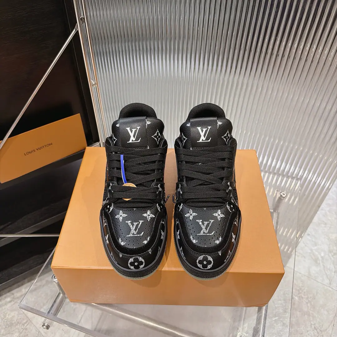 Plant The latest new nightlight.‼️ New money coming in.！ LV TARINELouis Vuitton. Donkey. LHome. Line limit Couple money. Leisure Sports shoes Skis. Original procurement development Make the goods. Paragraph LV Trainer The sneakers are depicting smooth cattle leather. Monogram Pattern, I'm telling you about the inspiration of the ancient basketball shoes.. A lot of shoes. LV Letter, The logo dates back to the brand. 1854 Year Send a cabinet for fine packaging🛍📦 ▪️Fabulous.: Original customized import of head-level cattle skin ▪️Uchi.: The original custom-made air network. ▪️Otsumi!: Original Open Model Slide-InTPUMaterial