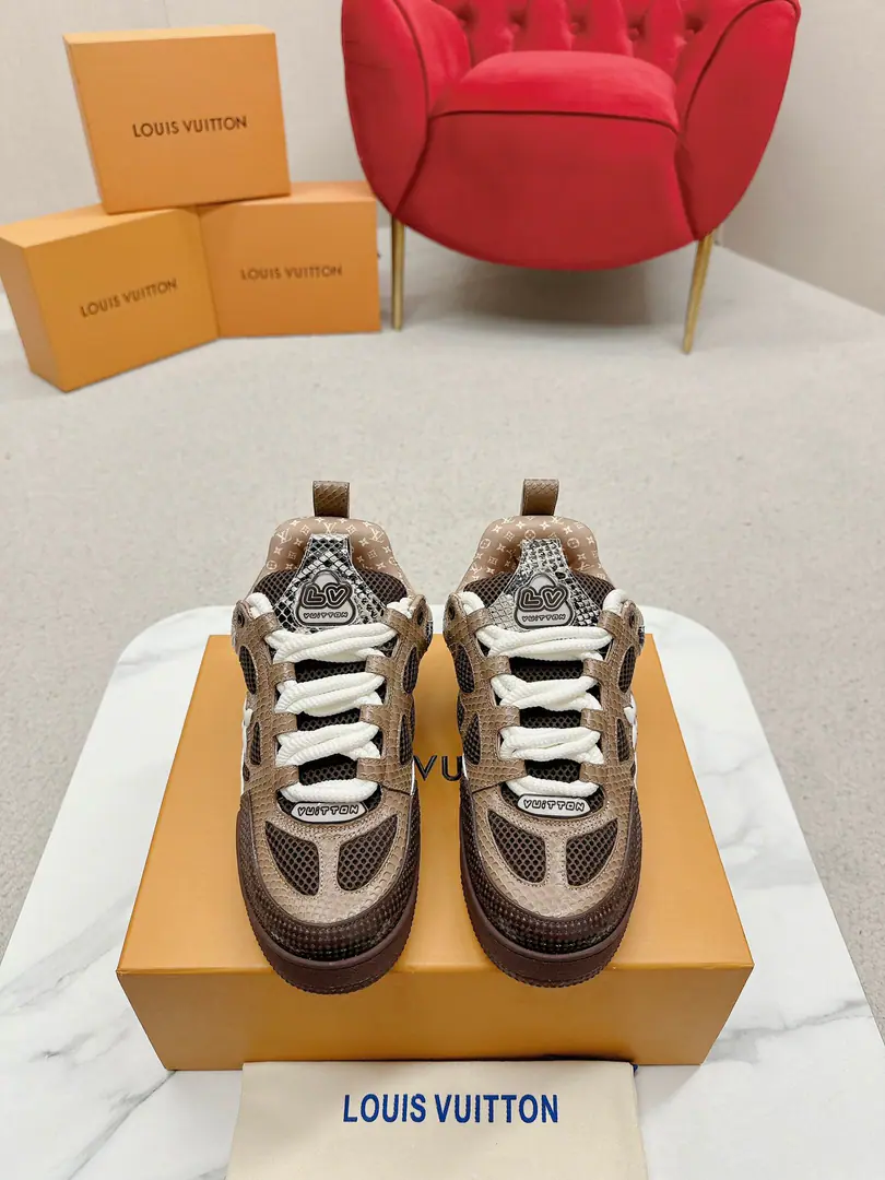 🅿️ Louis Vuiton·Louis Vuitton.🍀 🍀 LV SkateA series of bread shoes.-Skis.-Basketball shoes.-Leisure sports shoes Top Version🔝Original purchase development for sale👍🏻[Fireworks]LV SkateFrom2020Start extensionThe ViewProfessional skateboarding., It's been going on.90The big ones.. The designers added the stylish element., Like open-faced shoes and tongues and direction.Axion, esandDCThe strap of honor.. This one.LVSK8The sneakers are different from the typical skateboard shoes., It's made of cowbucks., WithTPUArranged andMonogramTexture. And finally..., And on his heels and his tongue.logoAnd the side flower pattern.. ☑️ Fabulous.:Original customized head-level cattle skin+Airnet. ☑️ Uchi.:The original imported air network. ☑️ Codes:Women35-40 Men39-44（Women40 Men45.46Custom No re-election.）